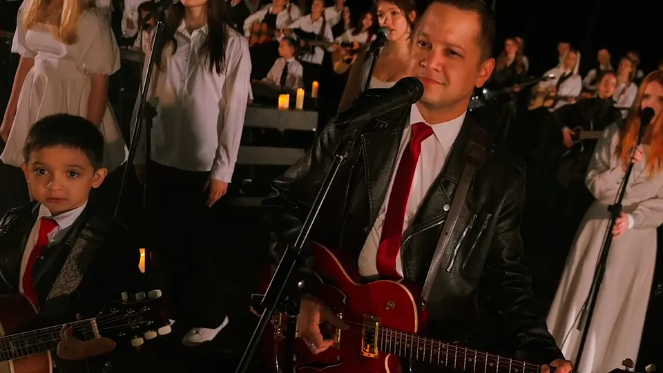 Кадр из клипа школы «Гитарус»