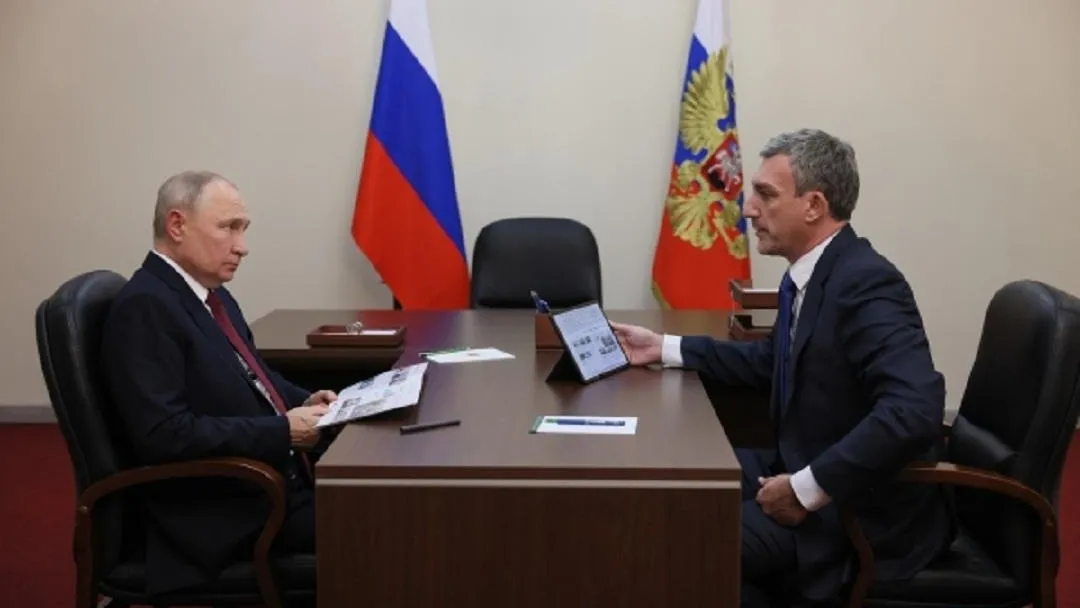 Путин призвал главу Амурской области разобраться с проблемой аварийного жилья