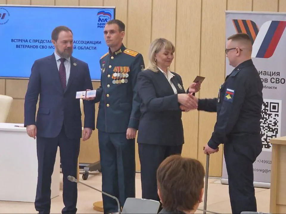 Дмитрию Гусеву вручили удостоверение. Фото: t.me/dmitriyvikulov