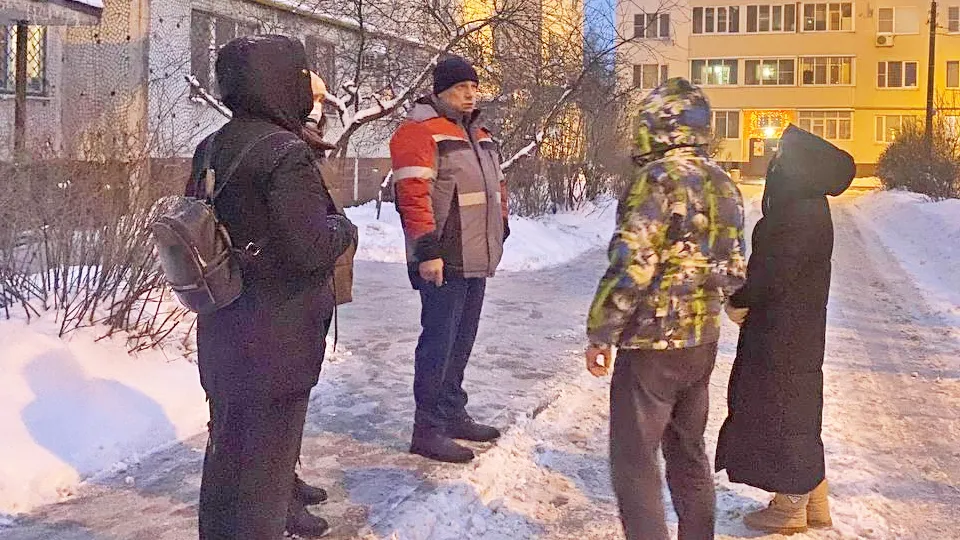 Роман Мещеряков (в центре) на обходе в Свердловском. Фото: пресс-служба администрации г. о. Лосино-Петровский