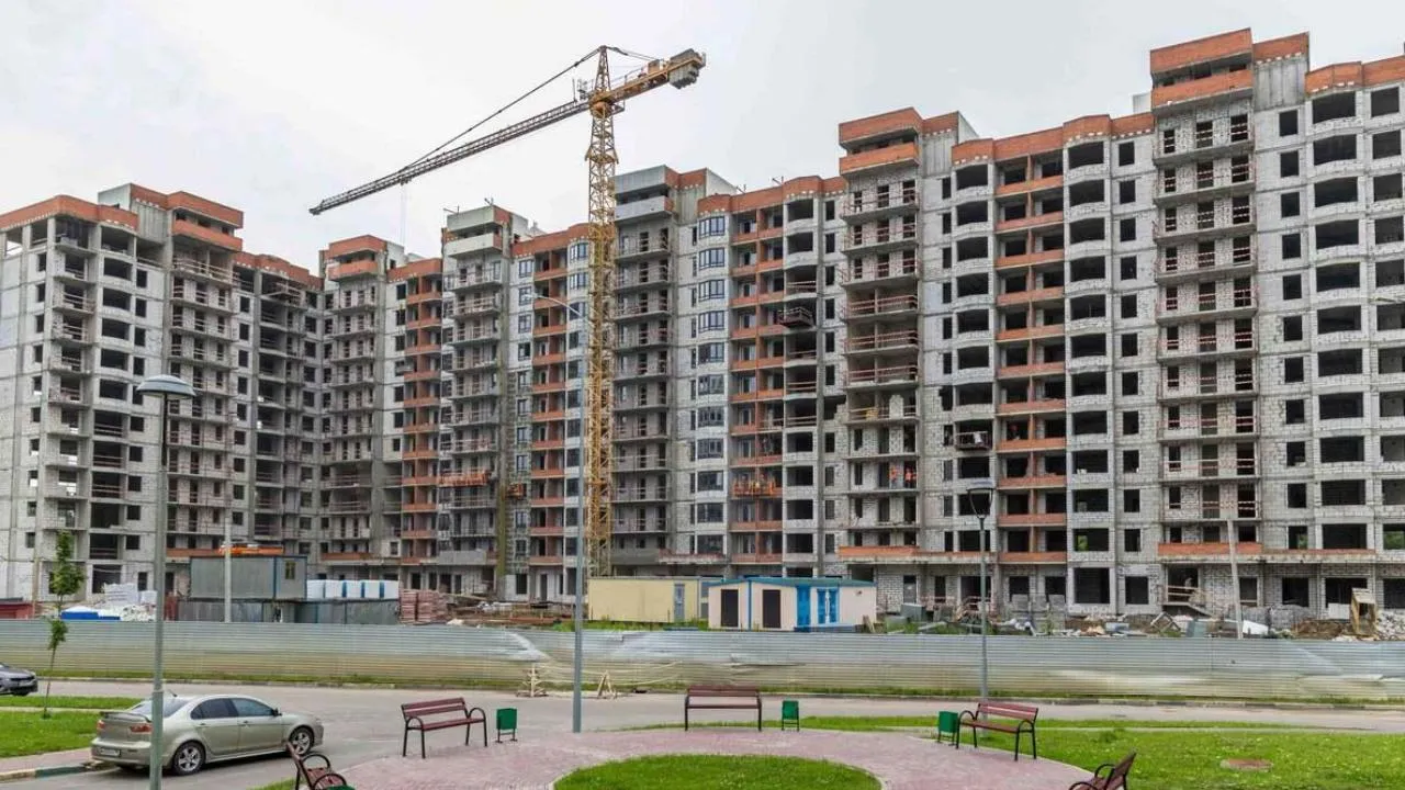 Два дома продолжают возводить в ЖК «Высокие Жаворонки» в подмосковном Одинцово
