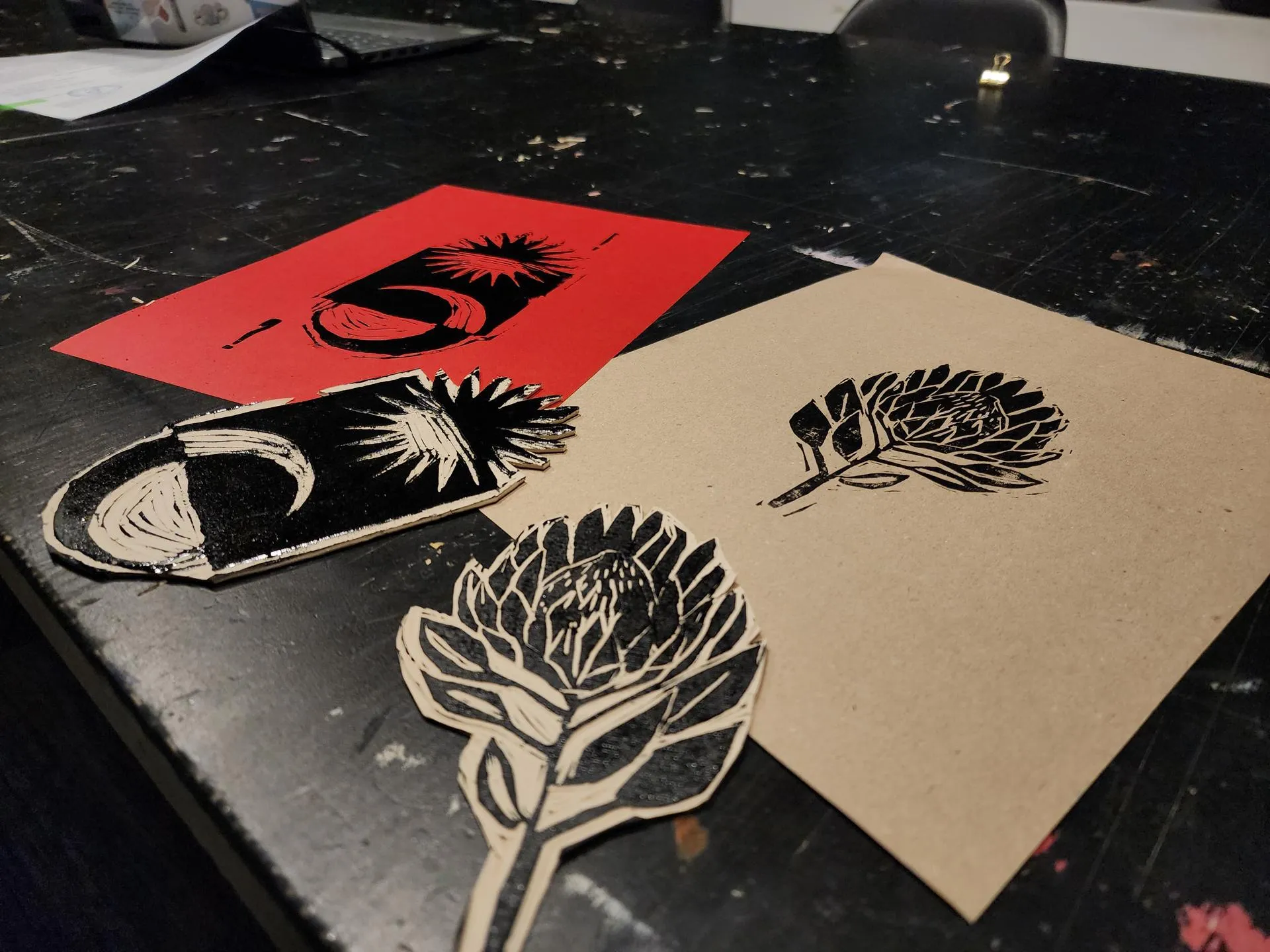 Эскизы рисунков на специальном линолеуме.&nbsp;Фото: Иван Петрушин