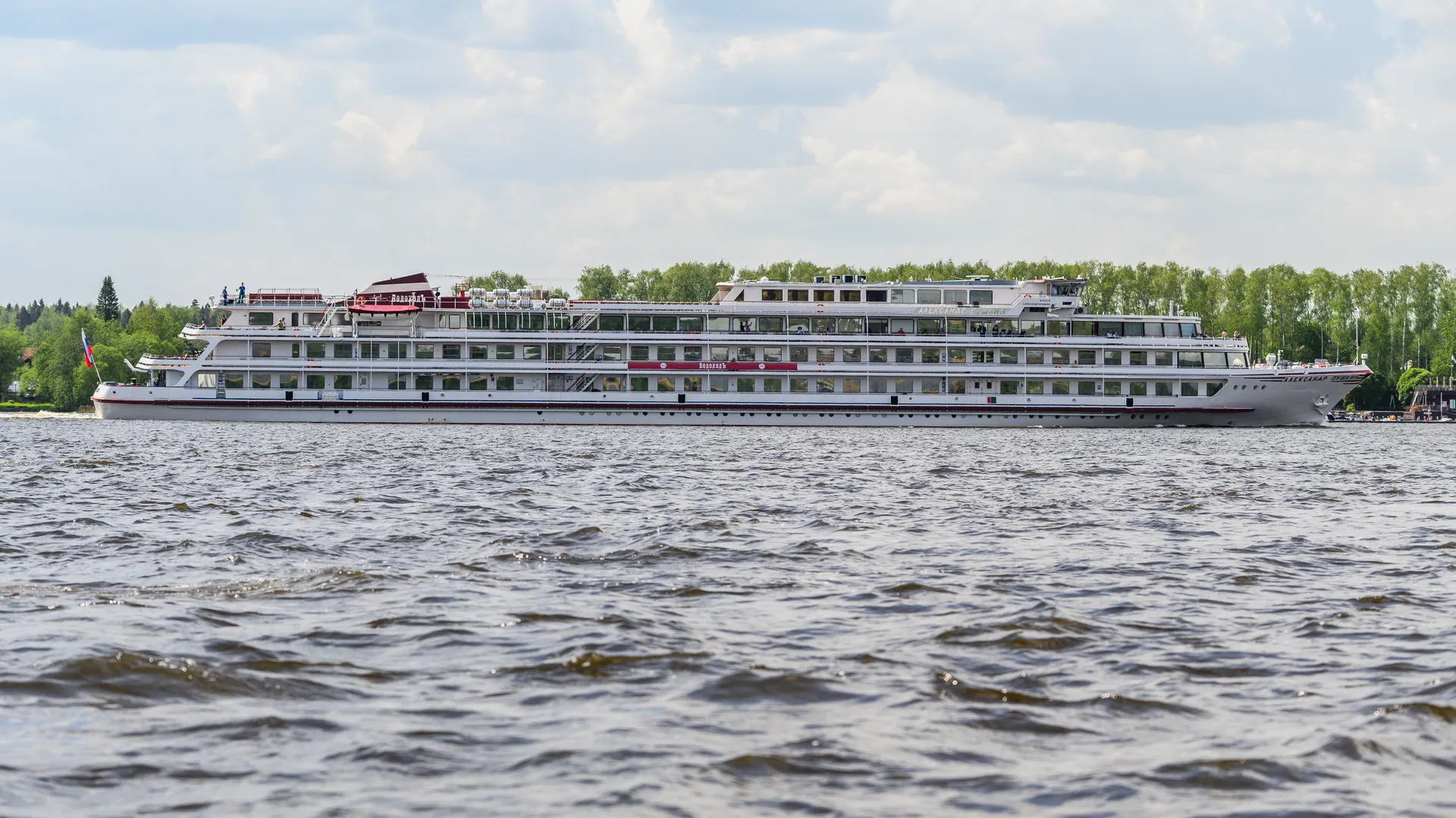 Россиянка поплавала по российским рекам за 100 тыс. руб. и описала свой круиз фразой из трех слов