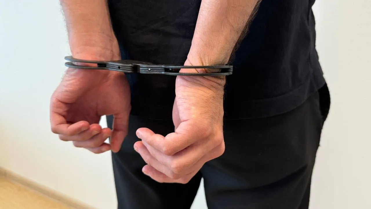 В Кузбассе подросток разместил более 400 стикеров с нацистской символикой
