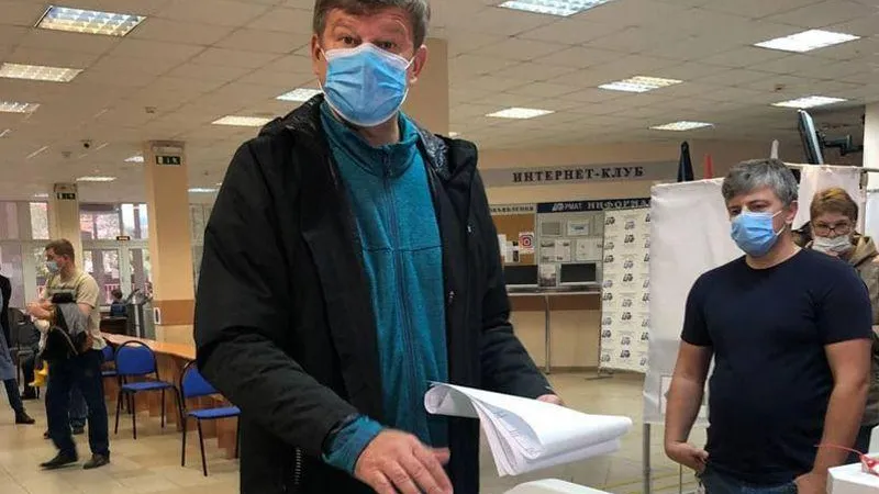 Дмитрий Губерниев проголосовал в Российской международной академии туризма в Химках