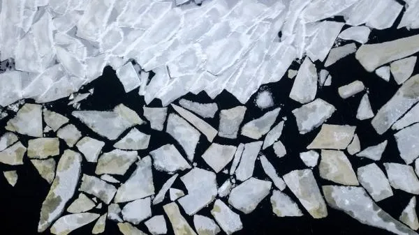 В Казахстане автомобиль с людьми провалился под лед