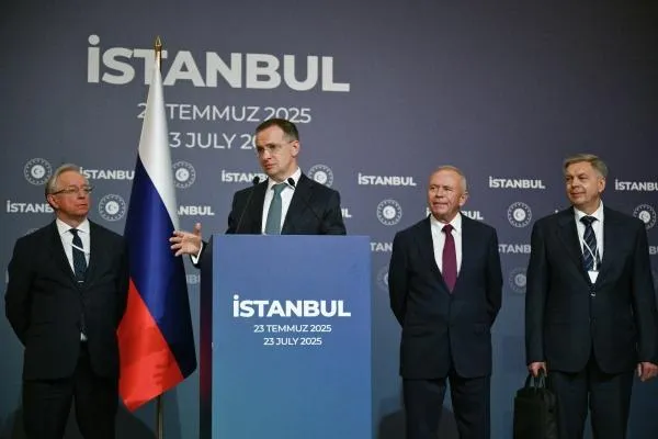 Заместитель министра иностранных дел РФ Михаил Галузин, помощник президента РФ Владимир Мединский, заместитель министра обороны РФ Александр Фомин и начальник Главного разведывательного управления Генерального штаба Вооруженных Сил РФ — заместитель начальника Генерального штаба Вооруженных Сил РФ Игорь Костюков (слева направо) во время пресс-подхода после завершения переговоров между делегациями России и Украины во дворце Чираган в Стамбуле