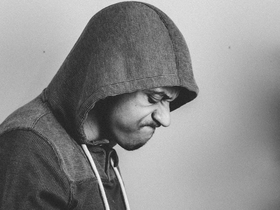 «Голоса приказывают нападать»: психиатр раскрыл заболевание мужчины, который хотел задушить девочку в магазине