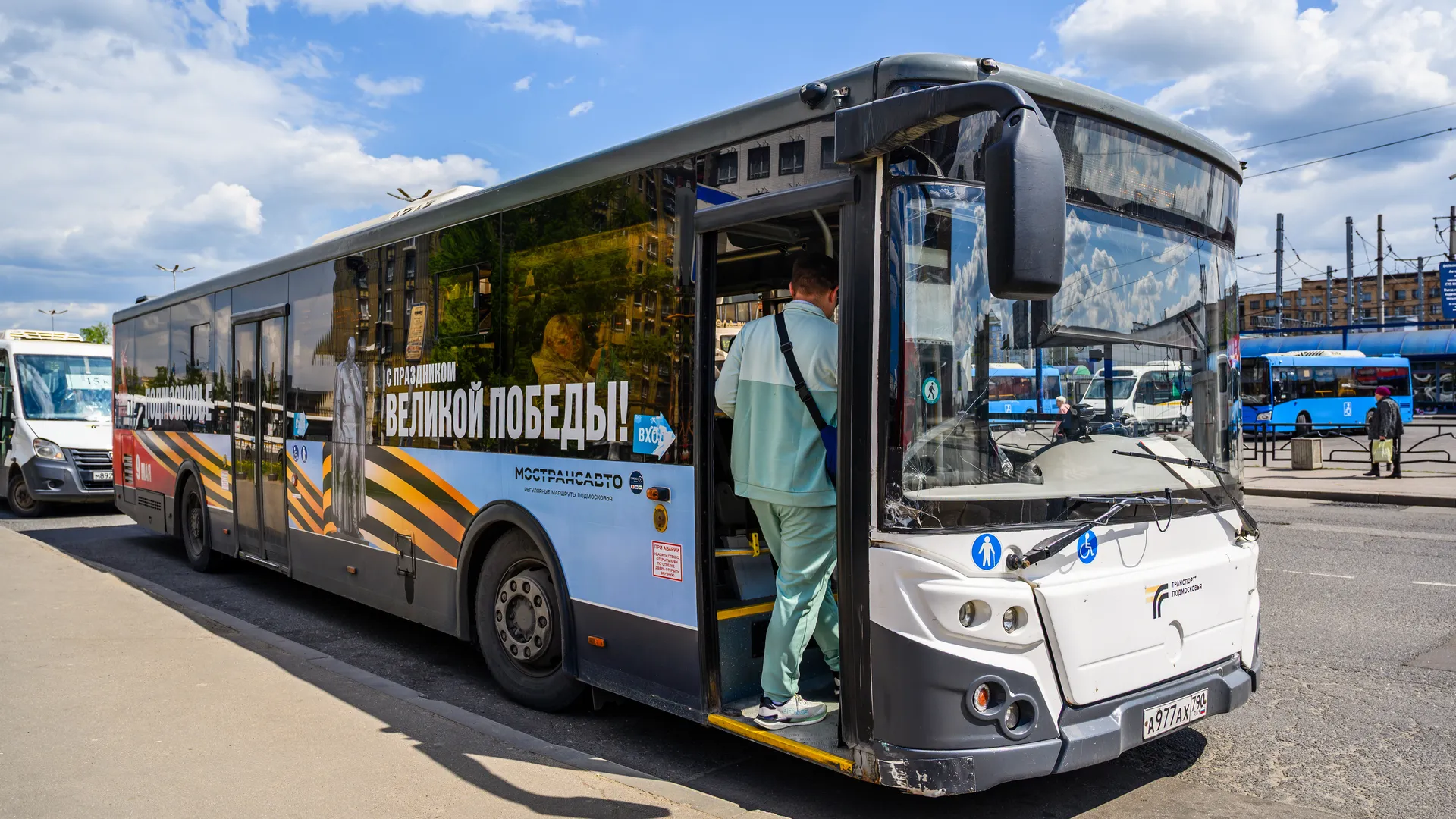 Брендированный автобус к 80-летию Победы в Великой Отечественной войне в Мытищах