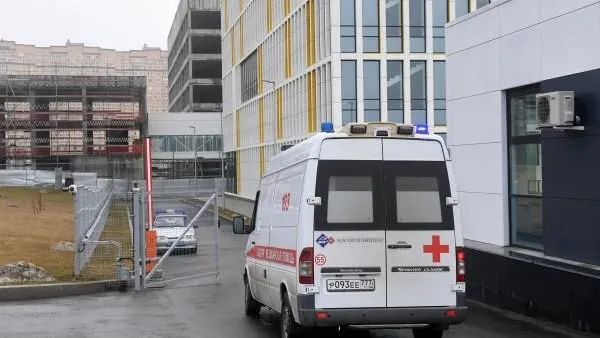 Рабочий в столице погиб, пытаясь запрыгнуть на опору крана на высоте 8 метров