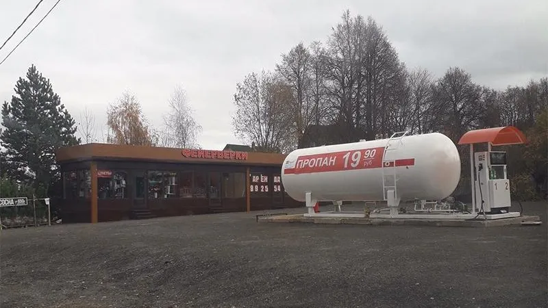 Взрывоопасное соседство: магазин фейерверков открыли вплотную к газовой заправке под Истрой 