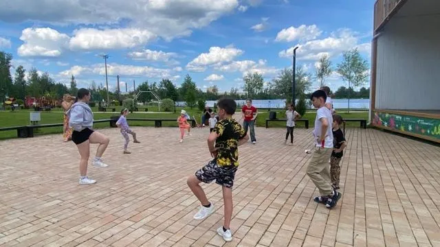 В парке поселка Запрудня, расположенного в Талдомском округе, состоялось мероприятие под названием «Молодежь.Спорт.Парк»