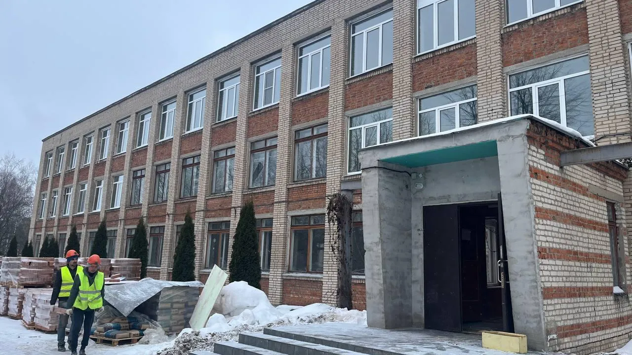 Строители завершают демонтажные работы в школе подмосковной Каширы
