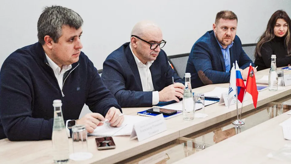 Депутат Госдумы Александр Толмачев (слева) на встрече с жителями Лосино-Петровского Фото: местное отделение партии «Единая Россия»