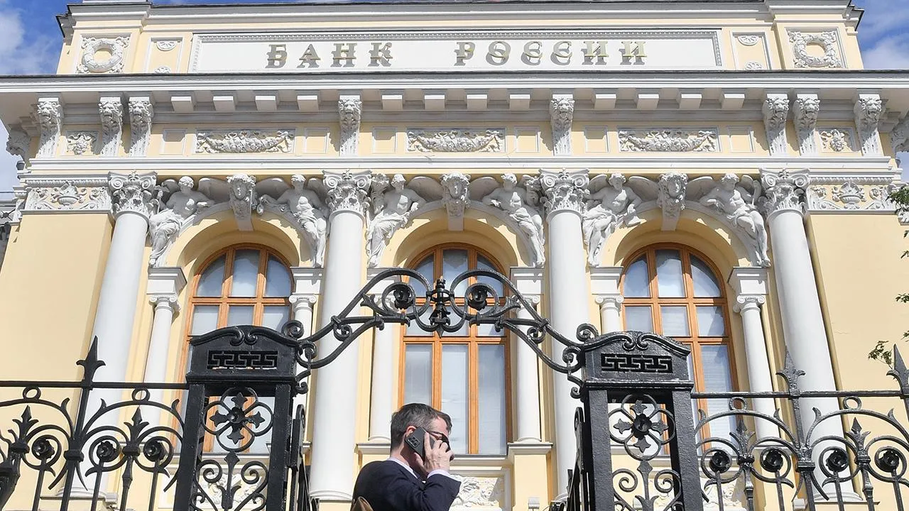 На фоне ослабления рубля: ЦБ экстренно повысил ключевую ставку