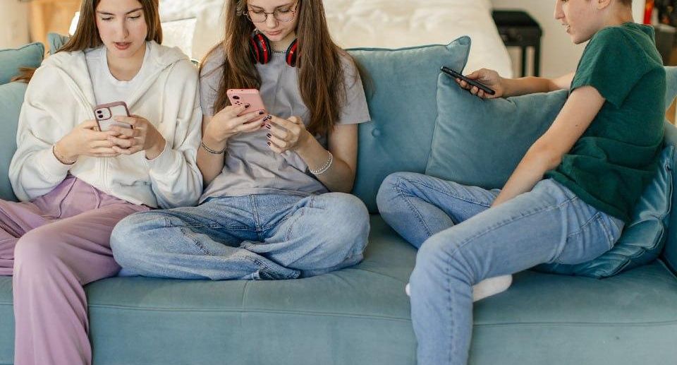 Российским подросткам младше 16 лет хотят запретить пользоваться соцсетями