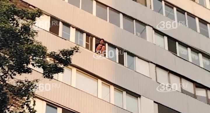 Мужчина больше часа висит на окне 11-го этажа в Чертанове