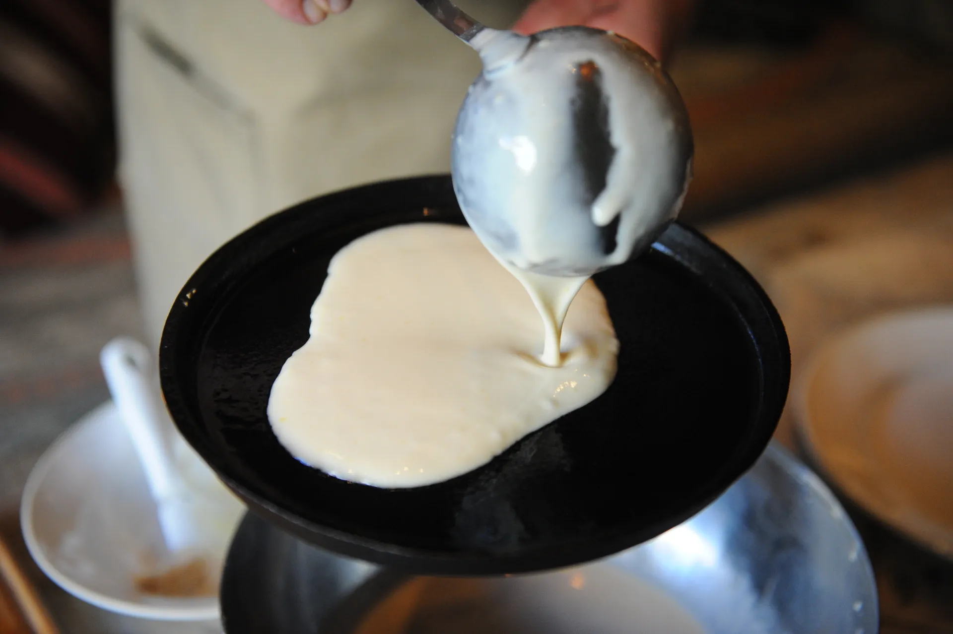 Выпекание блинов к Масленице