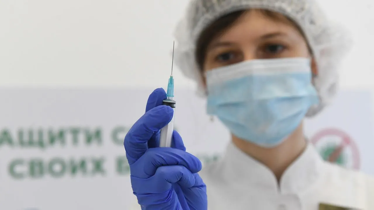 «Риск увеличивается в шесть раз»: врач рассказал, можно ли вакцинироваться от COVID-19, если у вас больное сердце