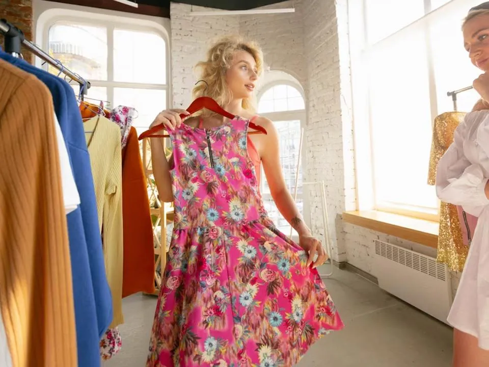 Кеды, текстиль и ветровки: в России дорожает летняя одежда