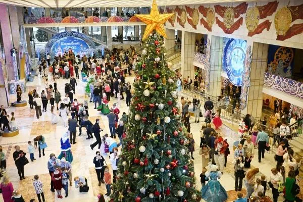 Посетители на Кремлевской елке «Заговор зеркал» в Государственном Кремлевском дворце, 2022 год