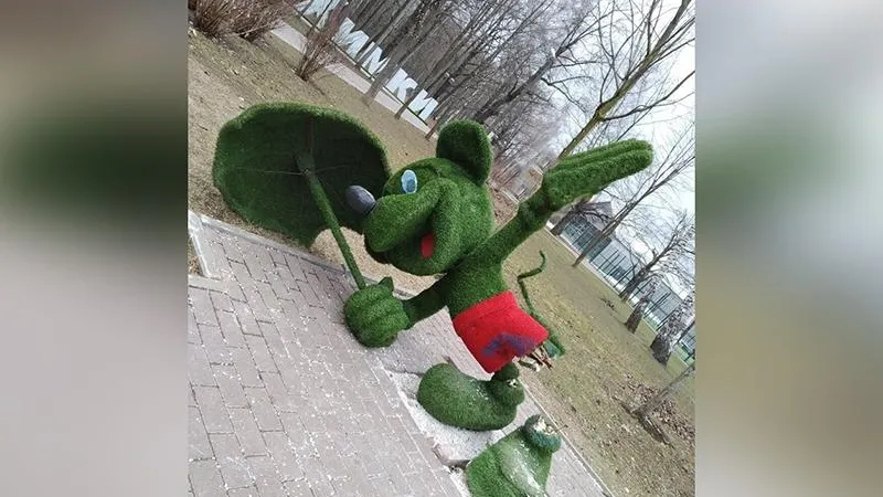 Вандалы в Химках сломали ноги Микки Маусу