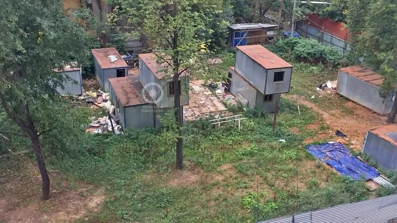 Бомжи поселились в рабочих вагончиках в Одинцове