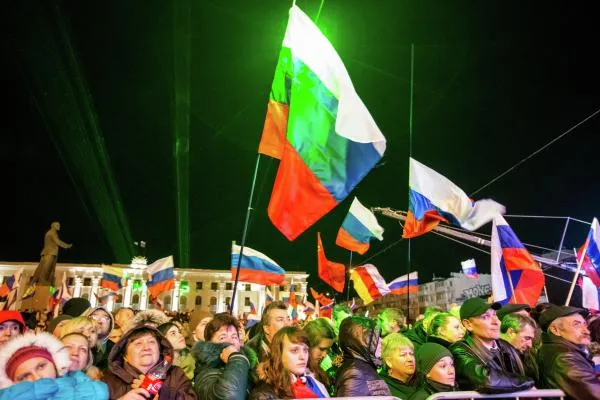 Жители Симферополя на концерте «Крым — Весна», который проходил на площади Ленина в центре города, в день голосования на референдуме о статусе Крыма