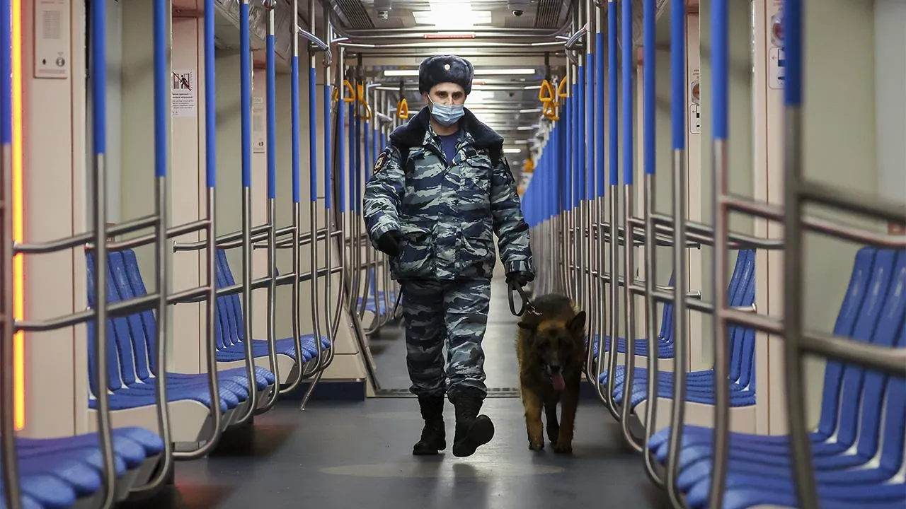 Бывший полицейский рассказал, как долго продержится в метро случайный нищий