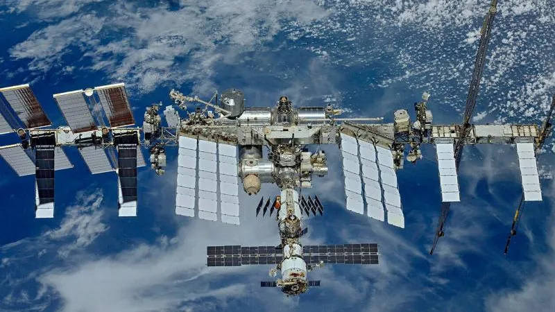 Американские астронавты передали российским коллегам продуктовые комплекты