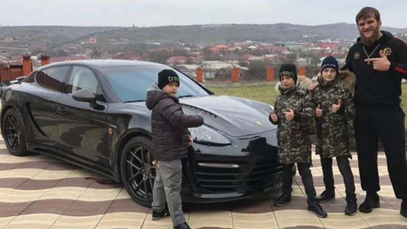 Сыновья Кадырова подарили своему тренеру элитный автомобиль