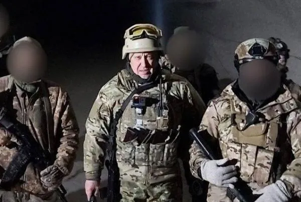 Бойцы подразделения ЧВК «Вагнер» и основатель группы бизнесмен Евгений Пригожин в Соледаре