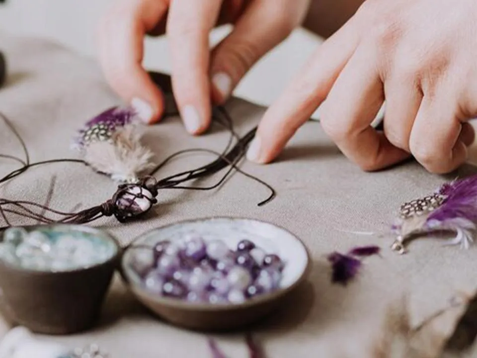 «Будут стягивать энергию»: знаменитая ясновидящая раскрыла опасность купленного на выставке талисмана