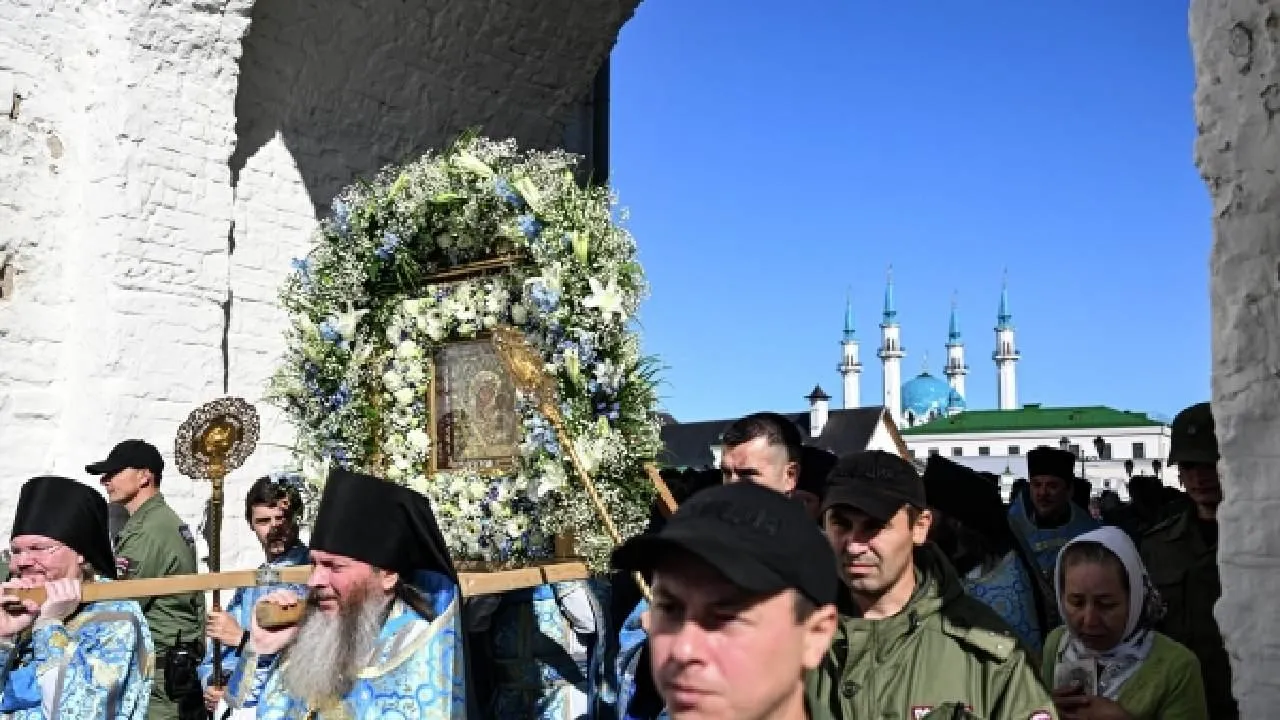 В Казани проходит крестный ход, во время которого люди жертвуют деньги для участников СВО