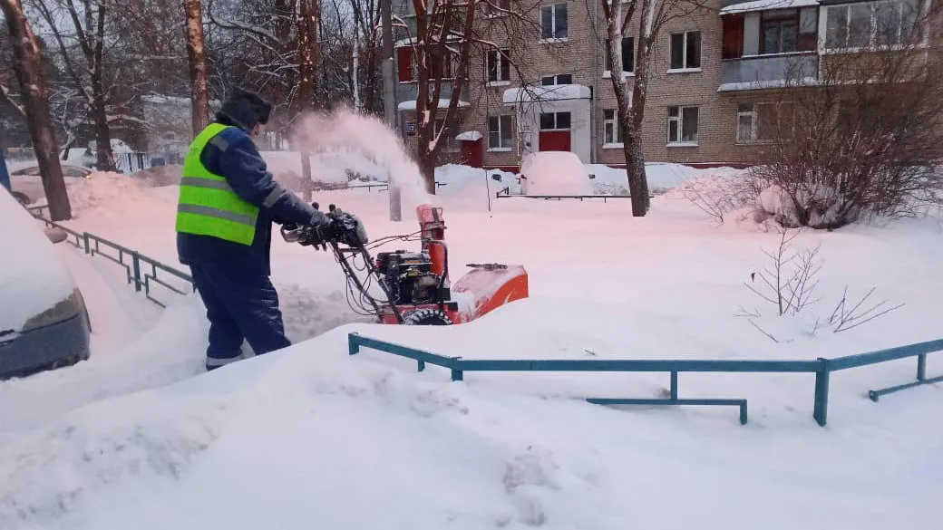 Коммунальщики чистят снег. Фото: ТГ-канал администрации Ленинского