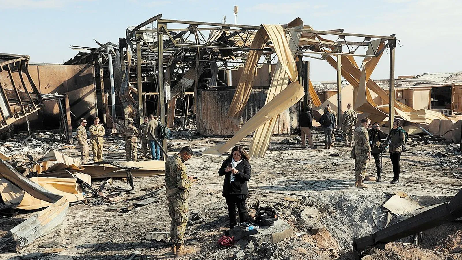 Руины ангаров базы США после попадания баллистической ракеты