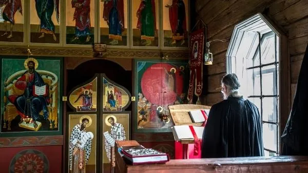 В Прокопьевске двое дебоширов ворвались в храм и начали оскорблять священника