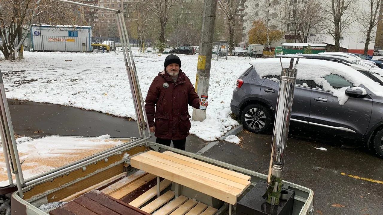 Валерий Сайгаков и банька в прицепе. Фото: личный архив Валерия Сайгакова