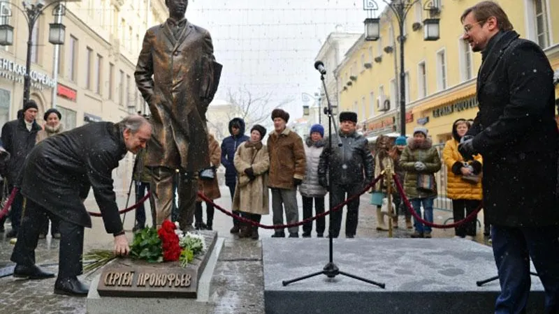 Памятник Прокофьеву открыли в Камергерском переулке в Москве