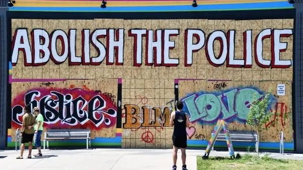 В США ученика арестовали из-за того, что он во время дистанционных уроков приходил в школу