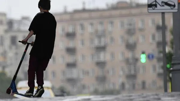 Автомобиль насмерть сбил мальчика на самокате на пешеходном переходе в Москве