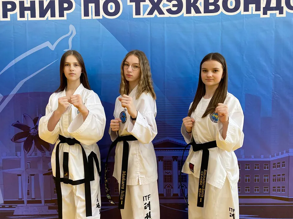 Обладательницы черных поясов слева направо: Таисия Столярова, Юлия Маскаева, Ксения Симонайцева. Фото: Анна Курашкина