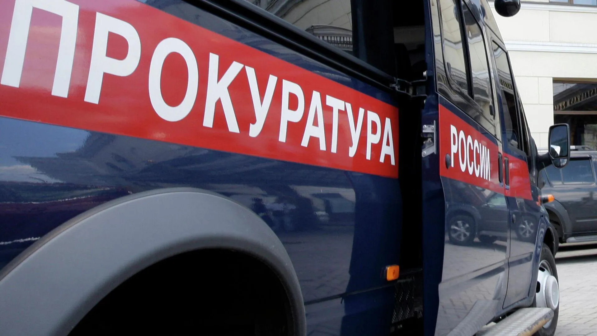 В Воронеже заметили ребенка, который ел из мусорки. Его семью проверят