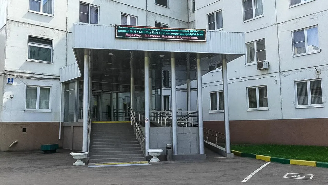 Россияне требуют наказать сотрудника психдиспансера, который в День Победы надел желто-синюю куртку