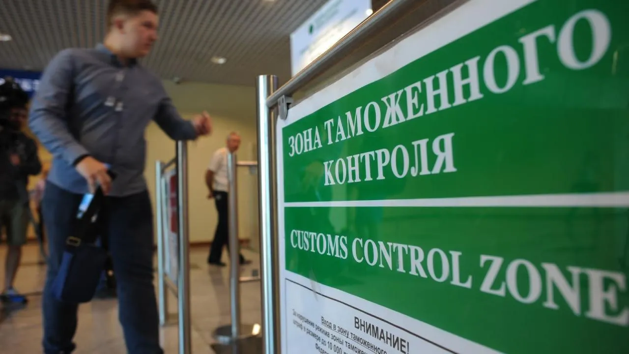 Пассажир в Домодедово пытался провезти в ботинках старинные монеты