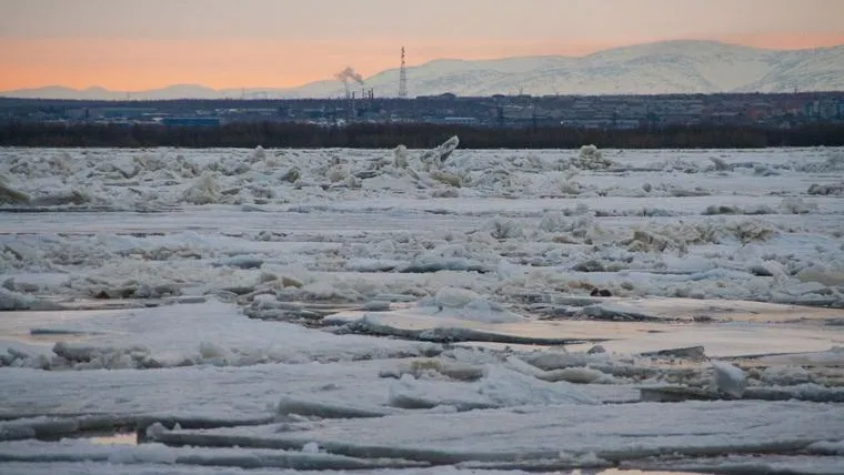 На Ямале с баржи во время шторма смыло 400 тонн металлолома