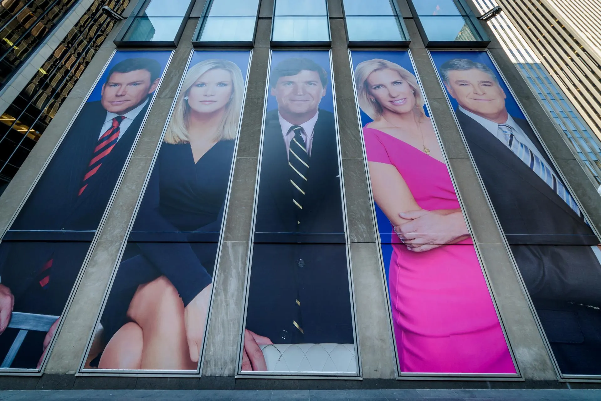 Такер Карлсон — в центре рекламного щита телеканала FOX News, 2019 год