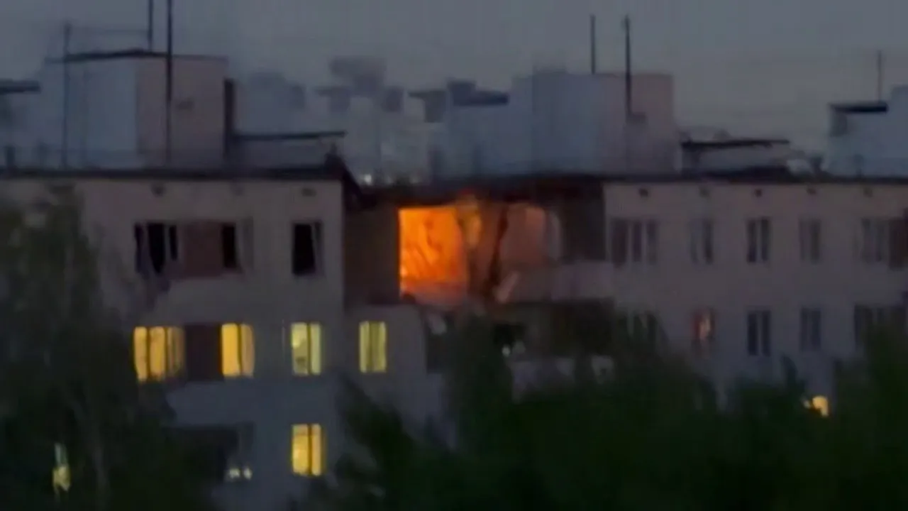 Mash: Обломки БПЛА ВСУ упали на трехэтажный дом в Волгограде, прогремели десятки взрывов