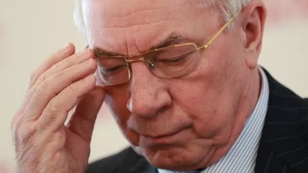 Азаров объяснил причину агрессии Порошенко в Донбассе