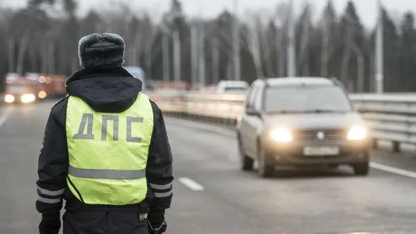 Водитель грузовика не справился с управлением в МО и сбил ДПСника 